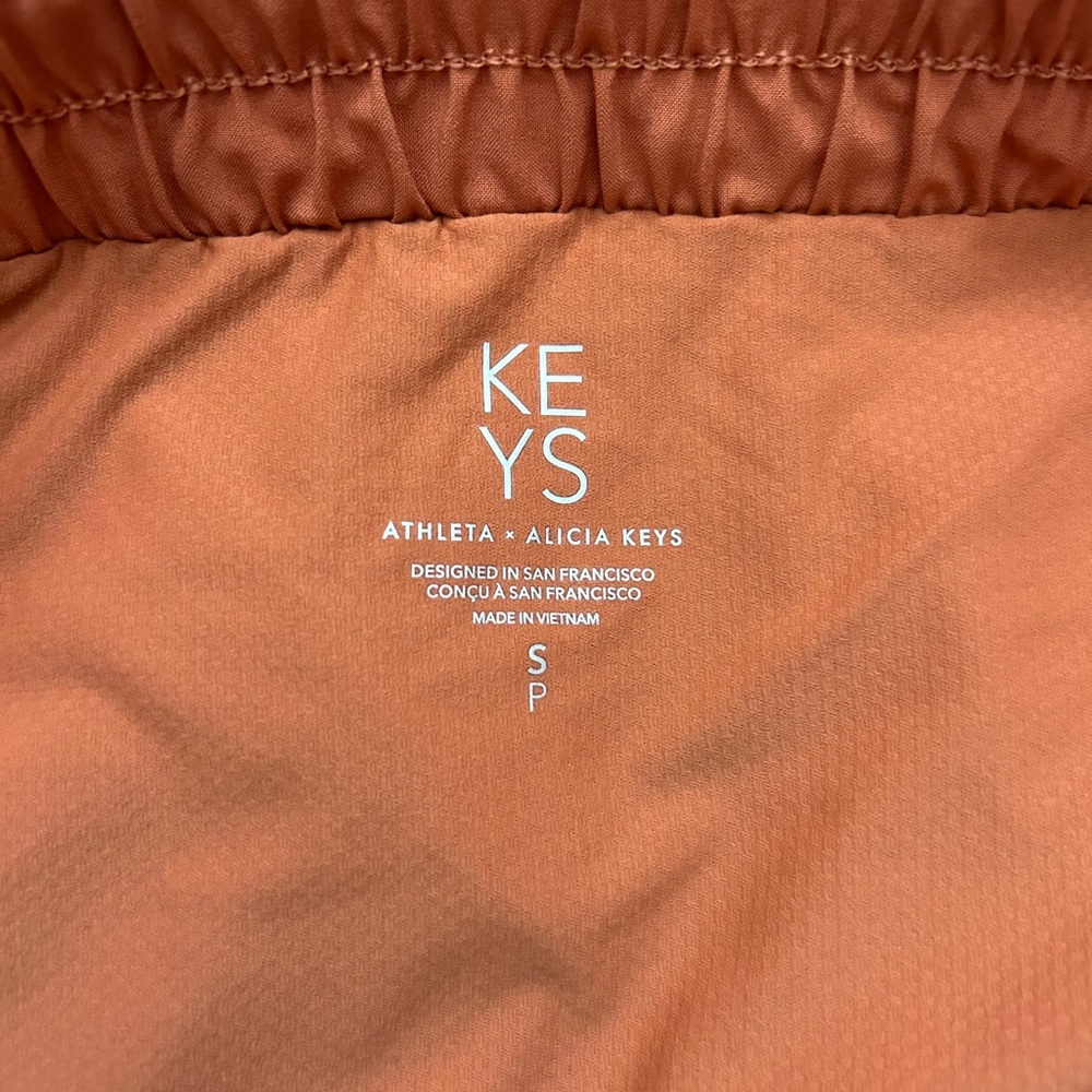 ATHLETA X ALICIA KEYS NWT ENLIGHTEN UP FLUTTER SHORTS - Picture 4 of 5
